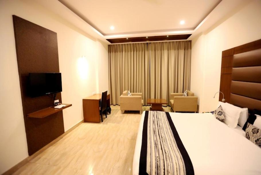Hotel Krishna Palace Ayodhya Dış mekan fotoğraf