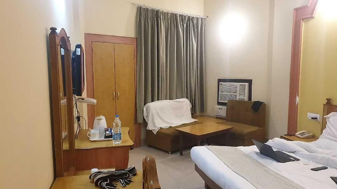Hotel Krishna Palace Ayodhya Dış mekan fotoğraf