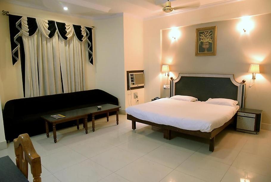Hotel Krishna Palace Ayodhya Dış mekan fotoğraf