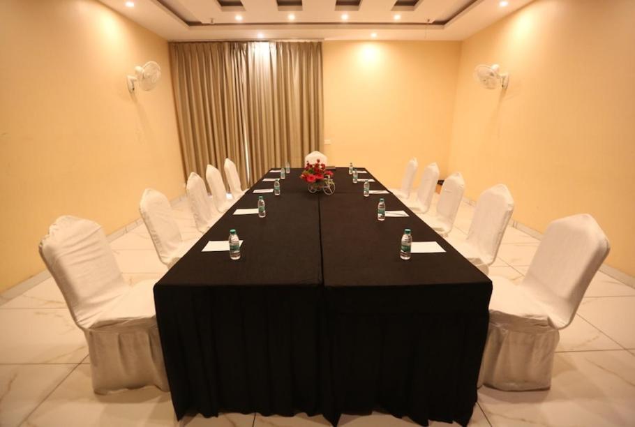 Hotel Krishna Palace Ayodhya Dış mekan fotoğraf