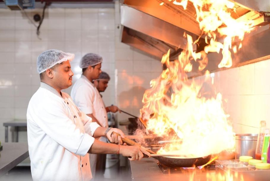 Hotel Krishna Palace Ayodhya Dış mekan fotoğraf